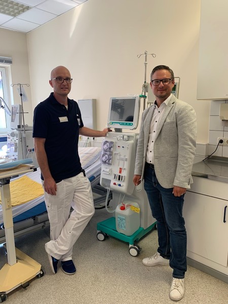 Beim Besuch des Dialysezentrums Bad Windsheim habe ich mich mit Dr. med. Benjamin Schmiedeke über seine Arbeit und aktuelle Herausforderung in der Nephrologie unterhalten. Foto: Sandra Belatschek/ Büro Stieglitz