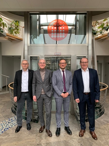 Besuch des Mineralbrunnenunternehmens Franken Brunnen: Mit den Geschäftsführern Michael Bartholl (Vorsitzender) und Stefan Beyer sowie Josef Aigner, Leiter der Abteilung Umwelt, habe ich mich über aktuelle Herausforderungen der Branche unterhalten. Foto: Sandra Belatschek/ Büro Stieglitz