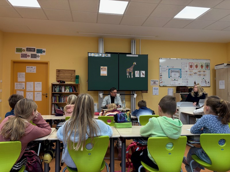 Am Bundesweiten Vorlesetag habe ich Schülerinnen und Schülern der Erich-Kästner-Grundschule in Veitsbronn vorgelesen. Foto: Sandra Belatschek/ Büro Stieglitz