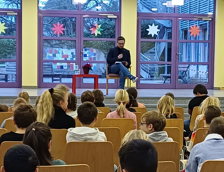Im Rahmen des Bundesweiten Vorlesetages besuchte ich auch die Grundschule in Emskirchen und las allen 3. Klassen aus dem Buch "Hinter verzauberten Fenstern" von Cornelia Funke vor. Foto: Stefanie Grauf/Büro Stieglitz
