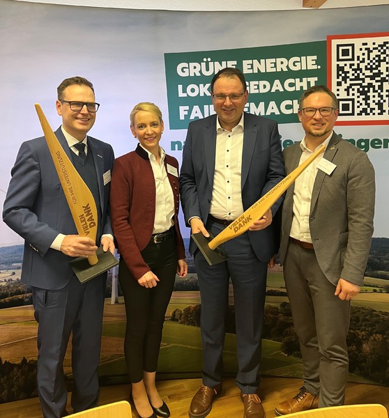 Landrat Dr. Christan von Dobschütz, Kathrin Held (Naturenergie Zeilinger), Staatssekretär Martin Schöffen und Landtagsabgeordneter Werner Stieglitz bei der Vorstellung des Bürgerwindparks Steigerwald. Foto: Sandra Kendel StMFH