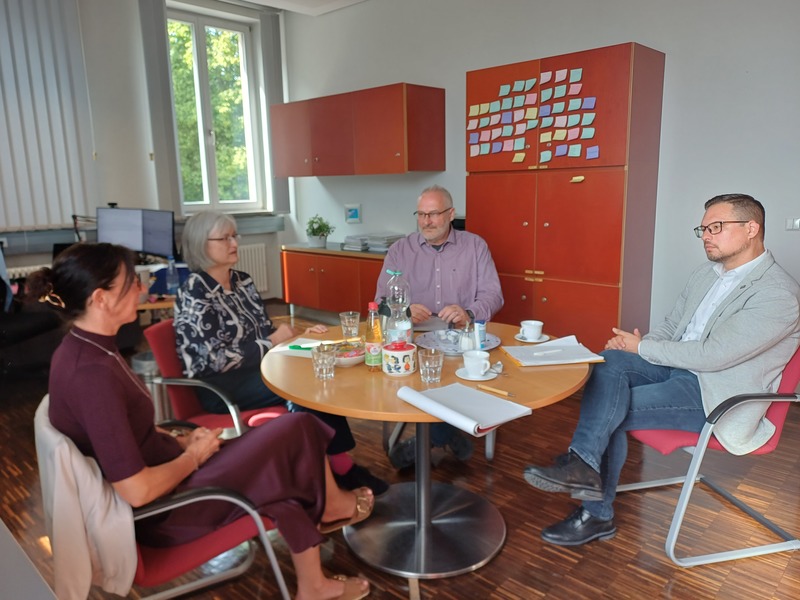 Im Rahmen des Bayerischen Tages der Ausbildung durfte ich das Staatliche Berufliche Schulzentrum Neustadt a.d. Aisch-Scheinfeld besuchen.
Im Mittelpunkt standen der pers&ouml;nliche Austausch mit der Schulleitung, den Lehrkr&auml;ften und den Auszubildenden sowie die Frage, wie wir die berufliche Bildung in unserer Region auch in Zukunft stark attraktiv gestalten k&ouml;nnen. Foto: Stefanie Grauf