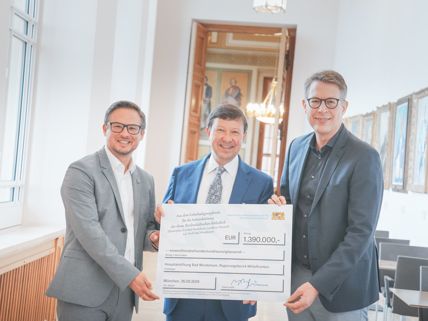 Kunstminister Markus Blume (r.) mit MdL Werner Stieglitz (l.) und dem Ersten Brgermeister der Stadt Bad Windsheim Jrgen Heckel (M.) bei der bergabe der Frderzusage im Bayerischen Landtag in Mnchen. 